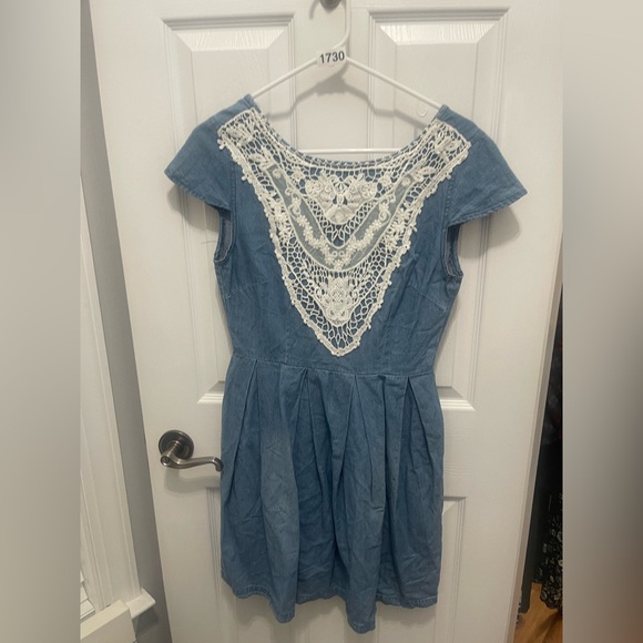 Taylor & Sage Blue Dress with White Lace Back - Picture 2 of 15